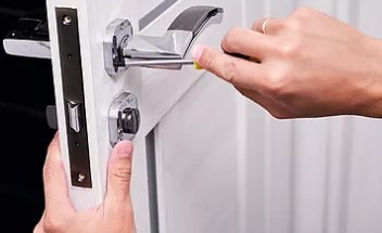 Lock repair and install residential locksmiths near Lauderhill